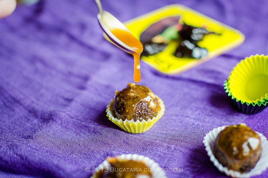 Bomboane cu ciocolata, nuci si prune uscate