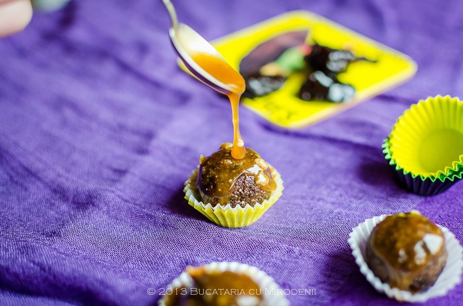 Bomboane cu ciocolata, nuci si prune uscate