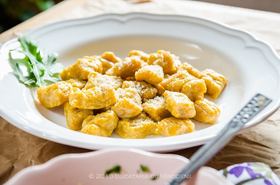 Gnocchi din cartofi dulci cu sos de rucolla