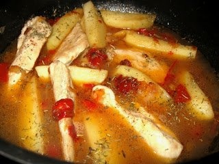 Mancare de pui cu cartofi si masline