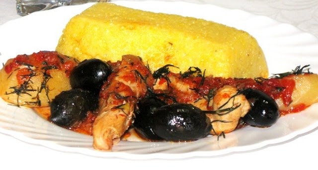 Mancare de pui cu cartofi si masline