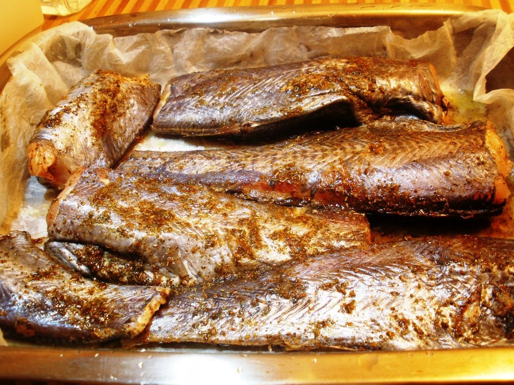 Conopida in doua culori, humus si peste preparat pe foaie de copt