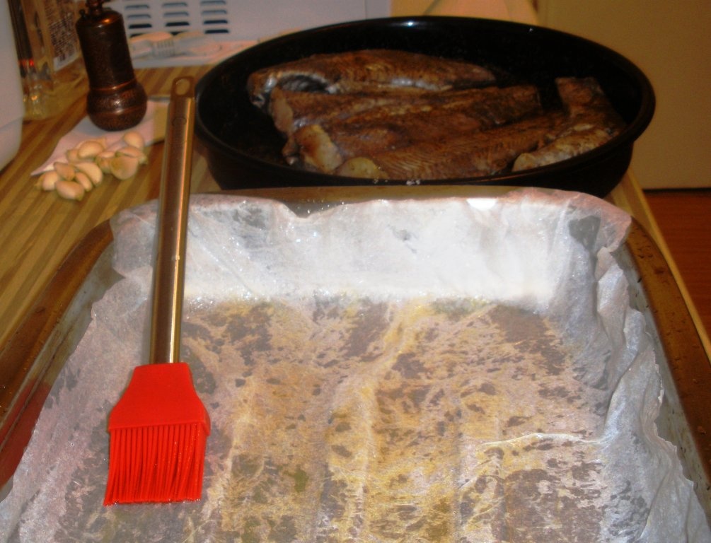 Conopida in doua culori, humus si peste preparat pe foaie de copt