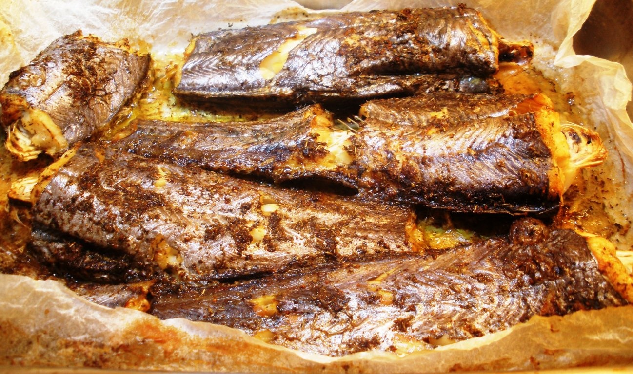 Conopida in doua culori, humus si peste preparat pe foaie de copt