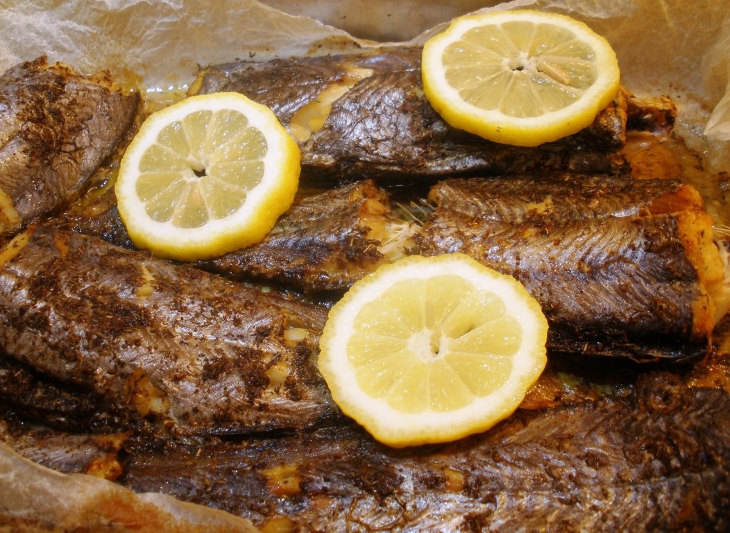 Conopida in doua culori, humus si peste preparat pe foaie de copt