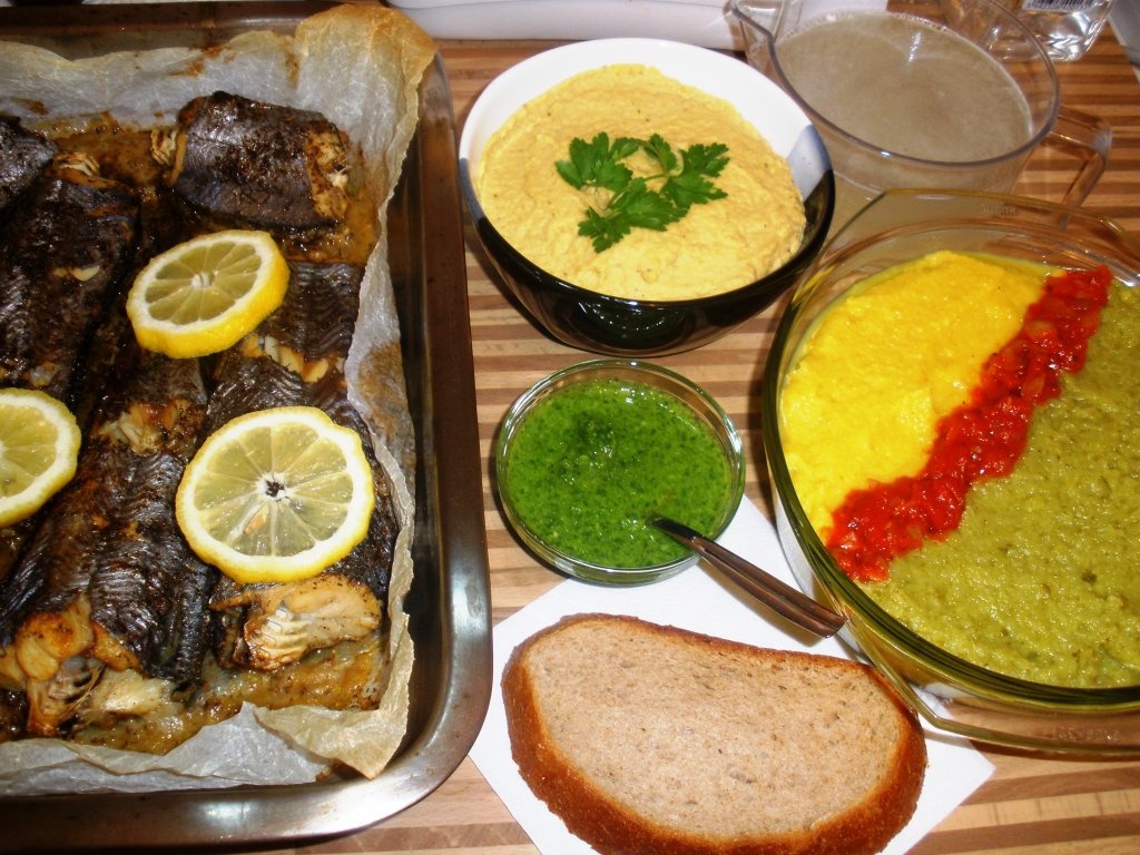 Conopida in doua culori, humus si peste preparat pe foaie de copt