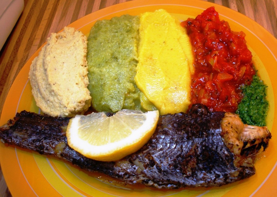 Conopida in doua culori, humus si peste preparat pe foaie de copt