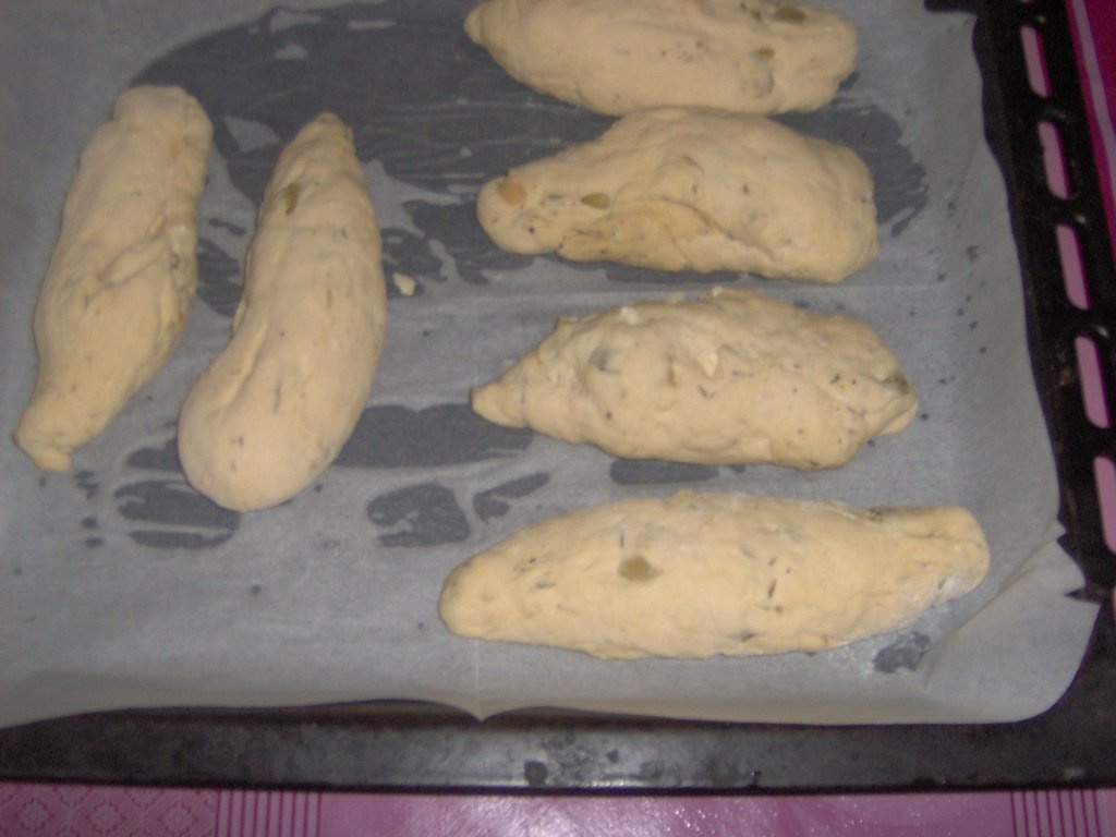 Flute cu branza sarata si masline - painicele umplute