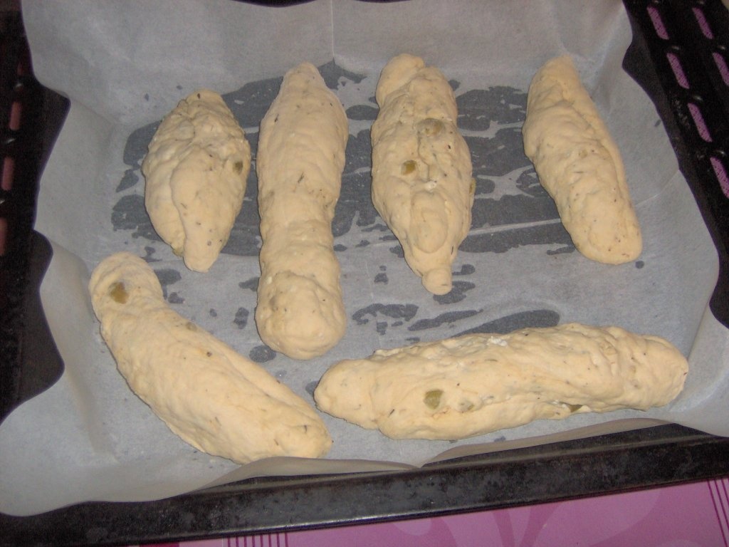 Flute cu branza sarata si masline - painicele umplute