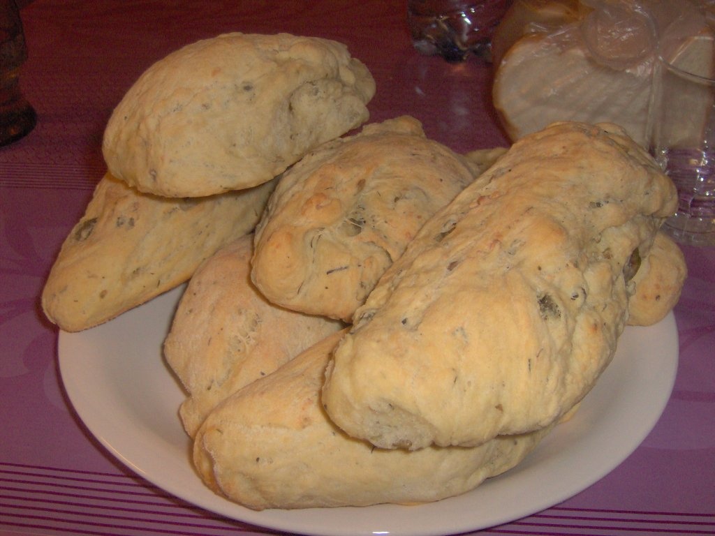 Flute cu branza sarata si masline - painicele umplute