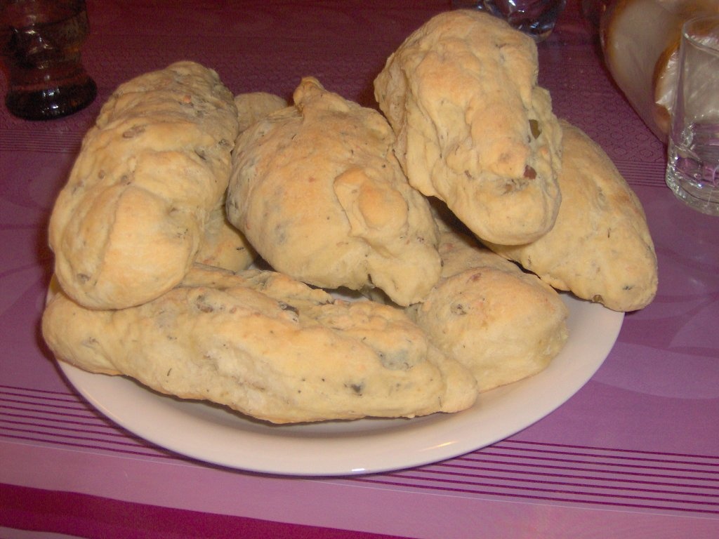 Flute cu branza sarata si masline - painicele umplute