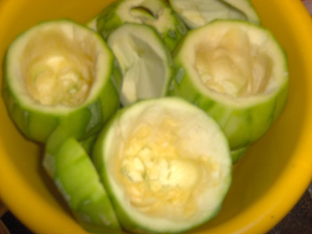 Bostanei rotunzi umpluti cu legume si mozzarela