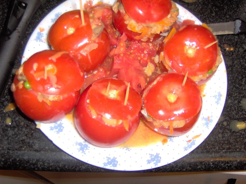 Bostanei rotunzi umpluti cu legume si mozzarela