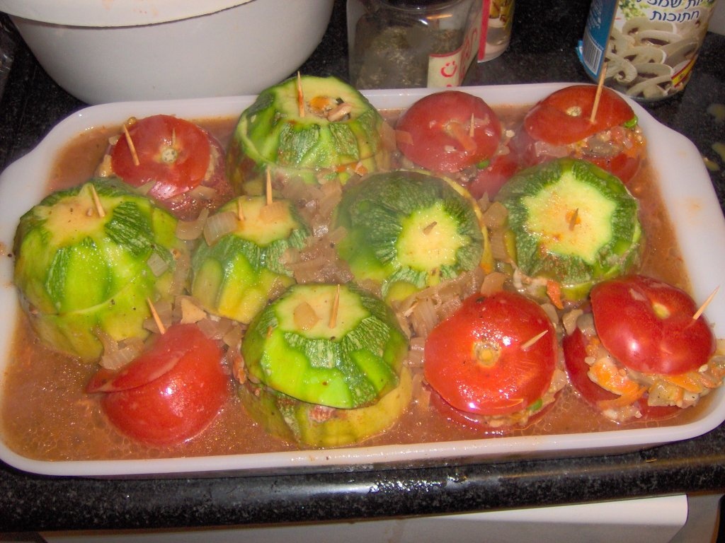 Bostanei rotunzi umpluti cu legume si mozzarela