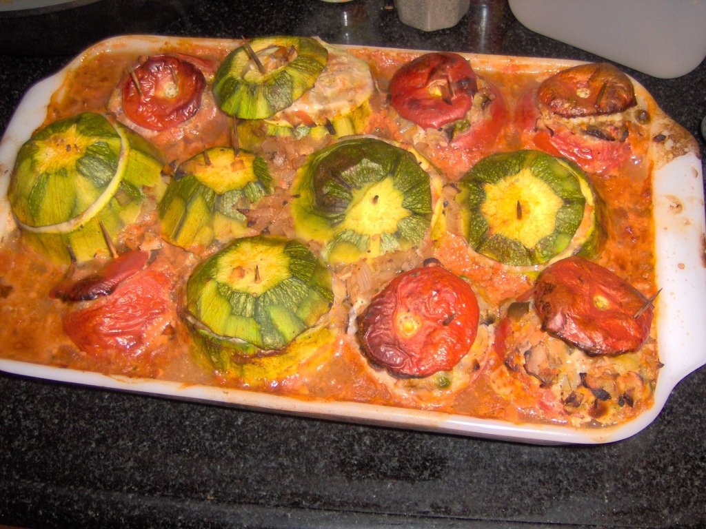 Bostanei rotunzi umpluti cu legume si mozzarela