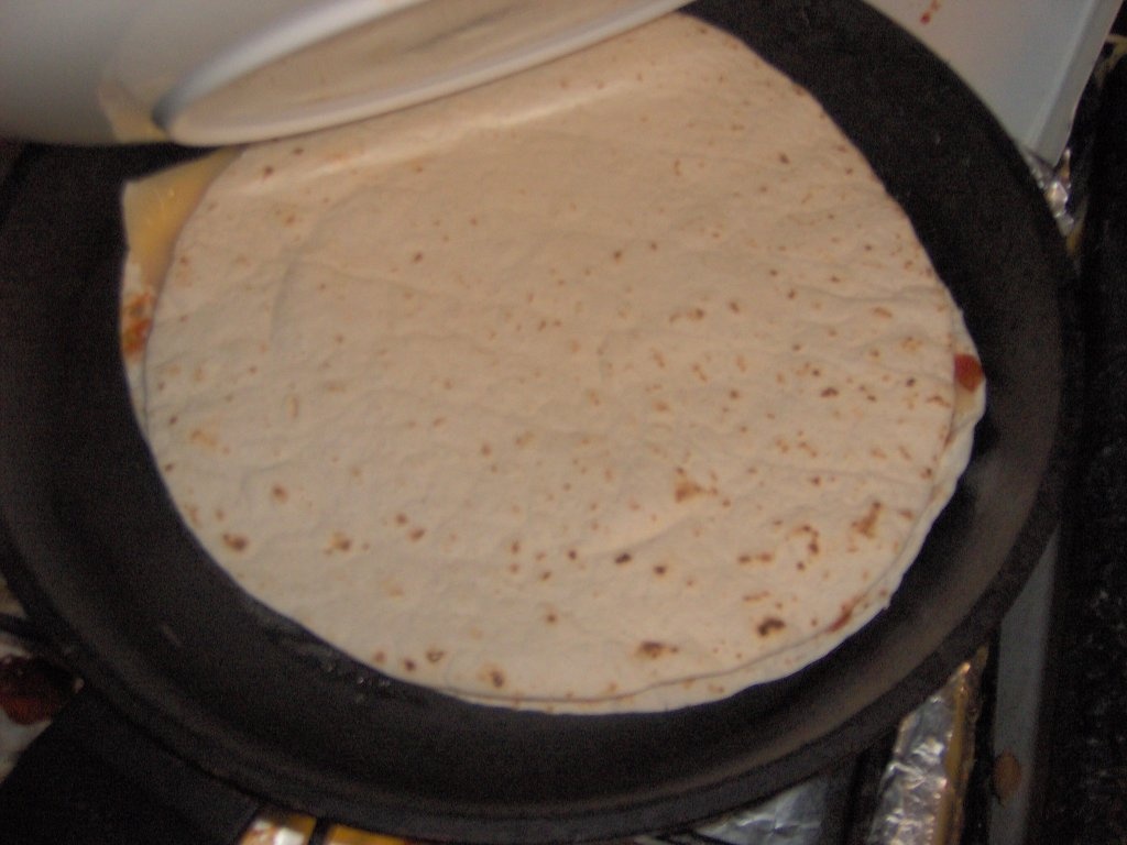 Quesadilla cu cheddar si rosii