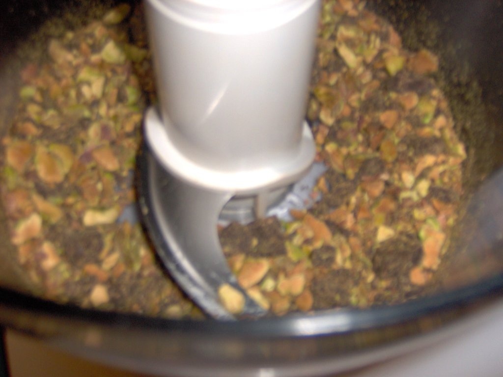 Prajiturele cu fistic si sos de iaurt