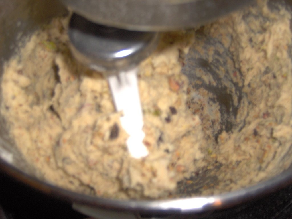 Prajiturele cu fistic si sos de iaurt