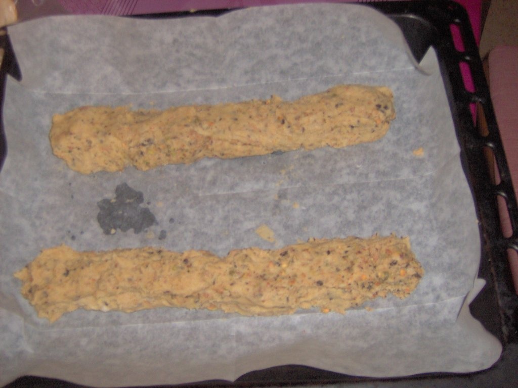 Prajiturele cu fistic si sos de iaurt