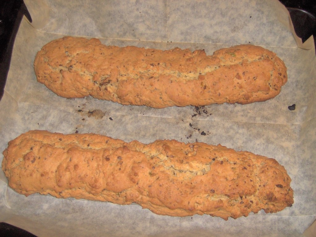 Prajiturele cu fistic si sos de iaurt