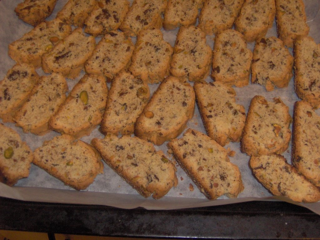 Prajiturele cu fistic si sos de iaurt