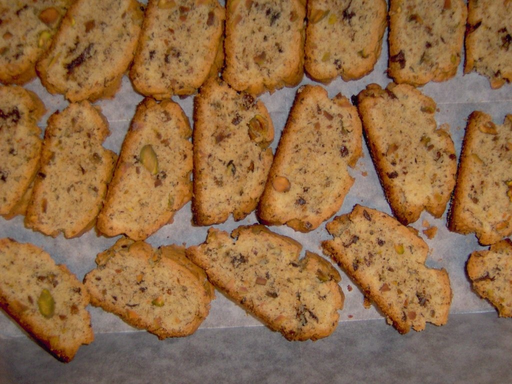 Prajiturele cu fistic si sos de iaurt