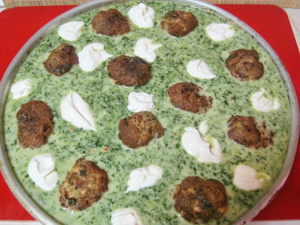 Gratin de spanac cu chiftelute si cartofi