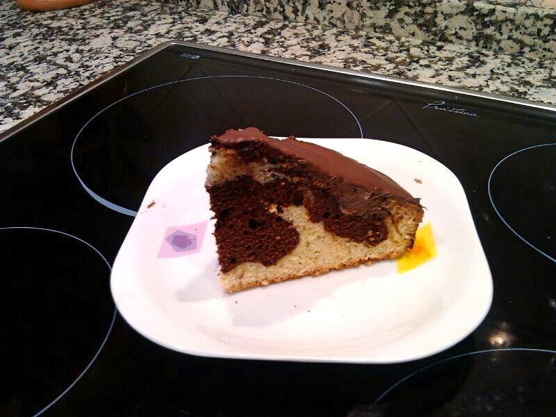 Chec in doua culori acoperit cu ciocolata