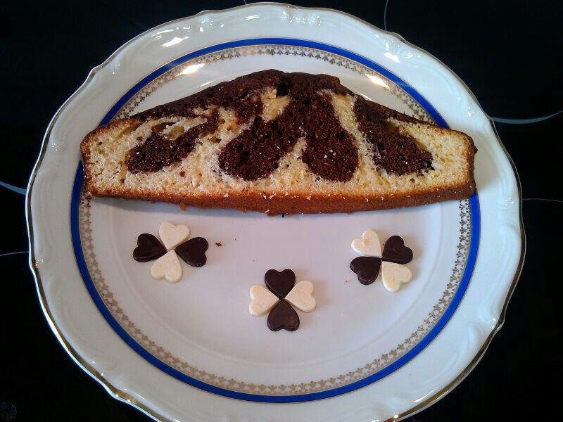 Chec in doua culori acoperit cu ciocolata