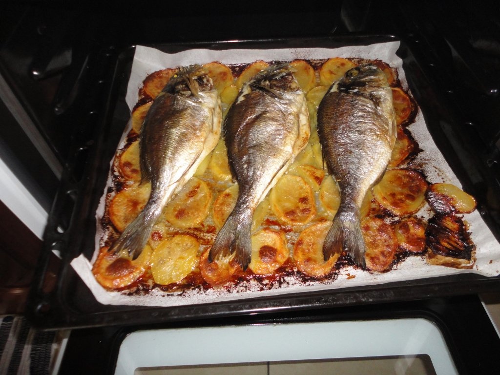 Dorada la cuptor pe pat de cartofi