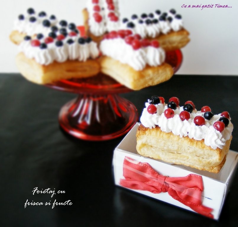 Foietaj cu frisca si fructe