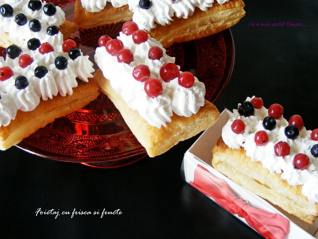 Foietaj cu frisca si fructe