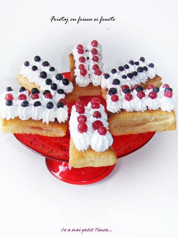 Foietaj cu frisca si fructe