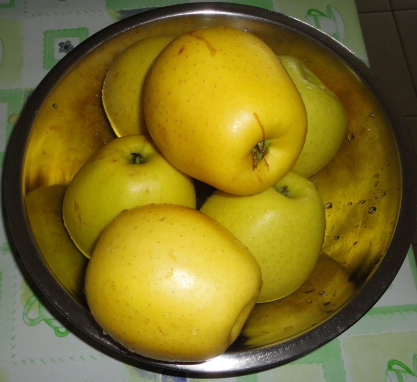 Prajitura turnata cu mere