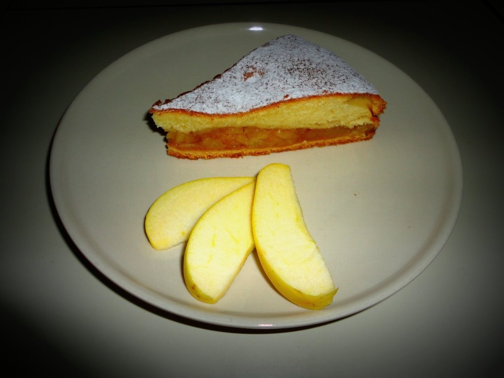 Prajitura turnata cu mere