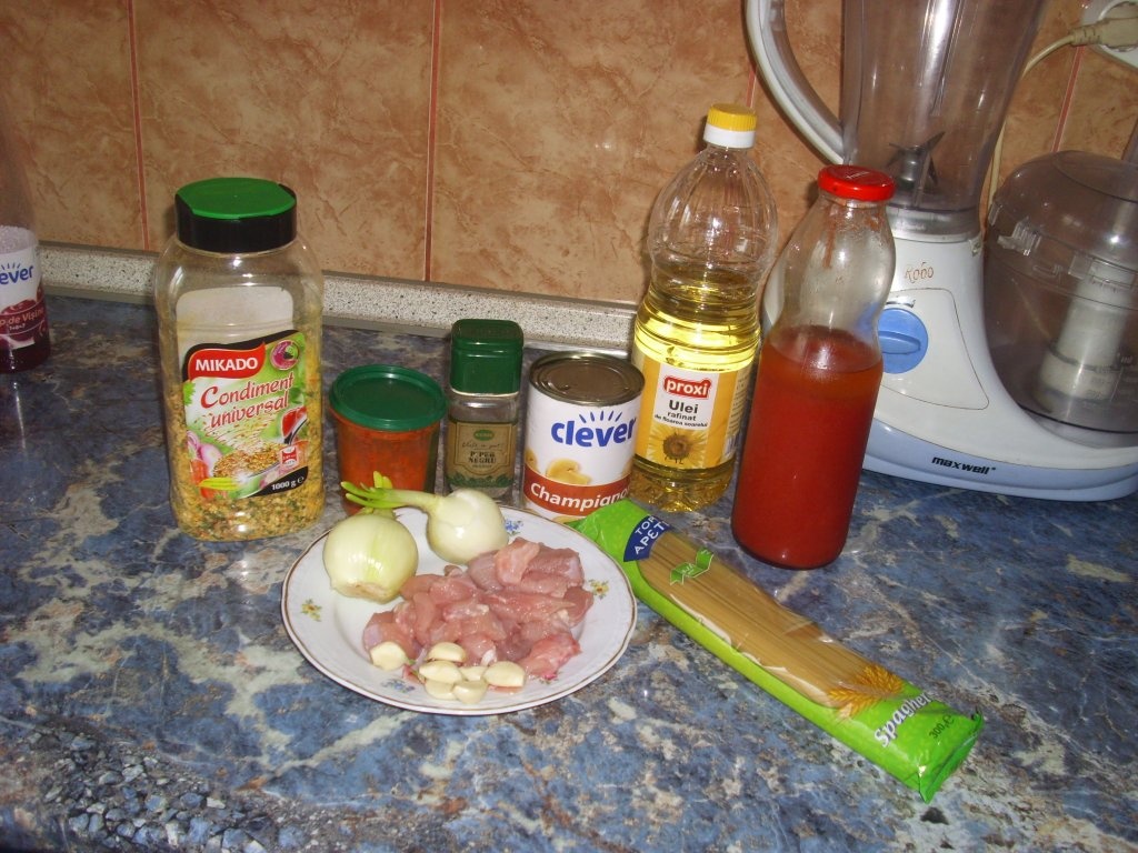 Spaghete cu piept de pui si ciuperci