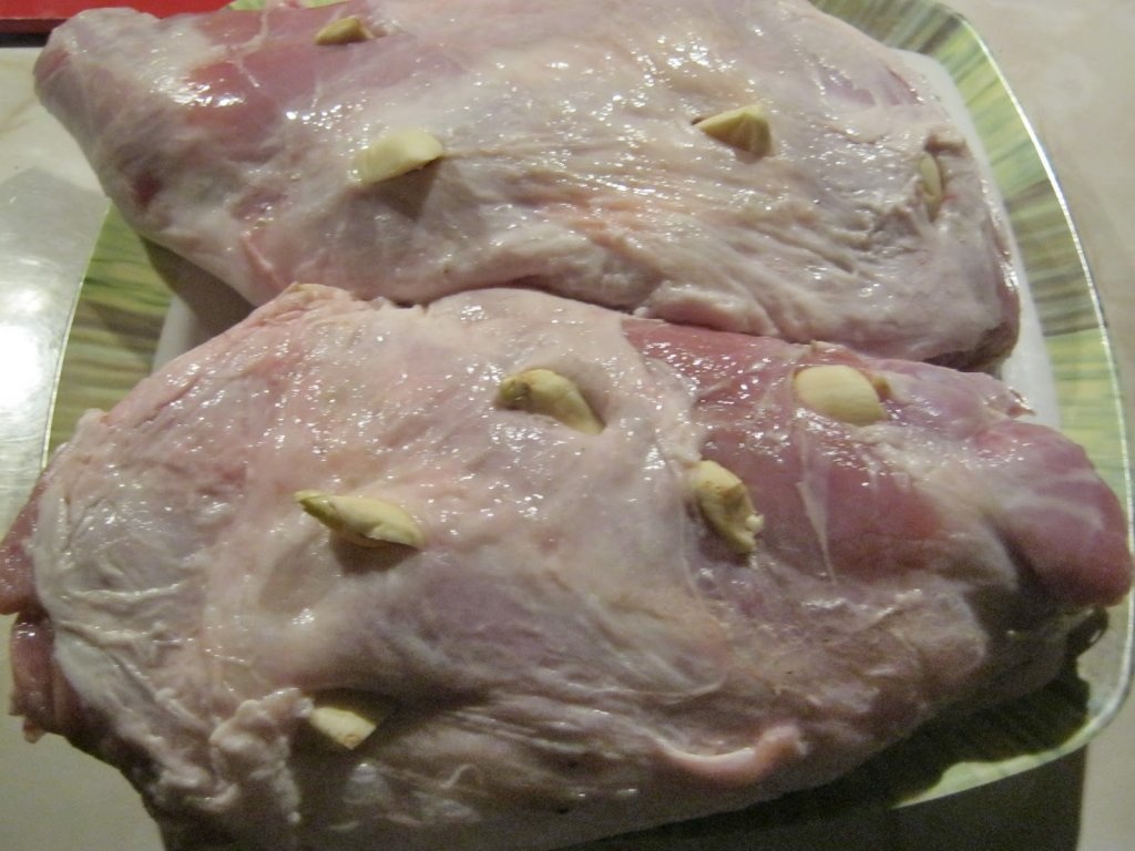 Friptura de miel cu plante aromate si piure in trei culori