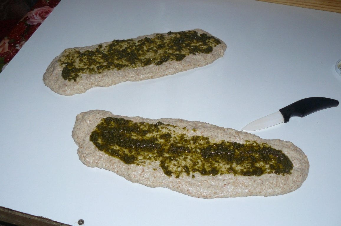 Paine gustoasa cu pesto si ardei iute