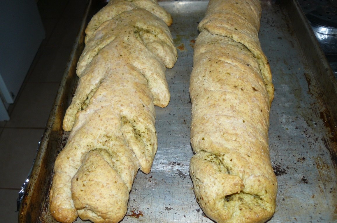 Paine gustoasa cu pesto si ardei iute