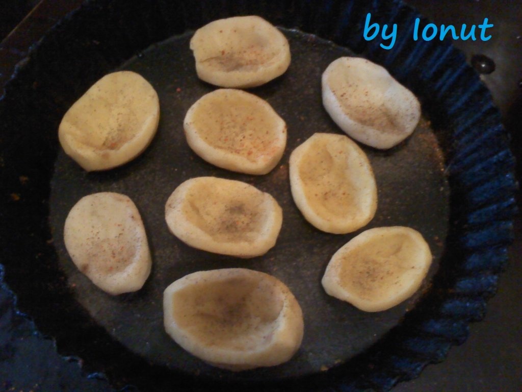 Cartofi umpluti cu hering, la cuptor