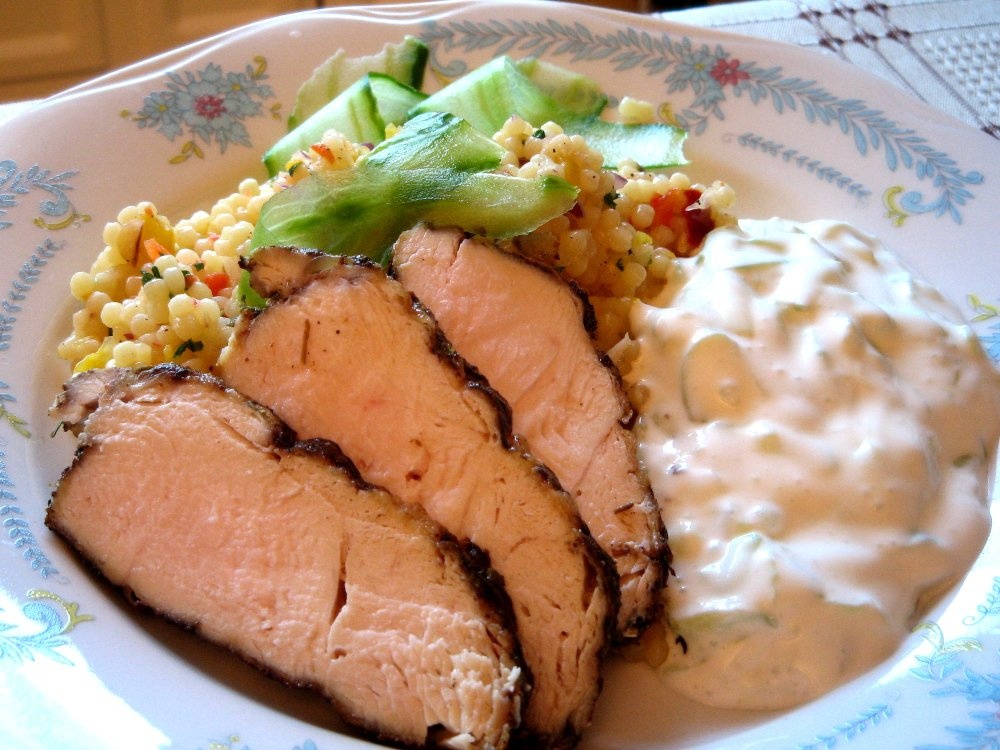 Salata cu cus-cus, sos tzatziki si piept de pui in crusta de mirodenii