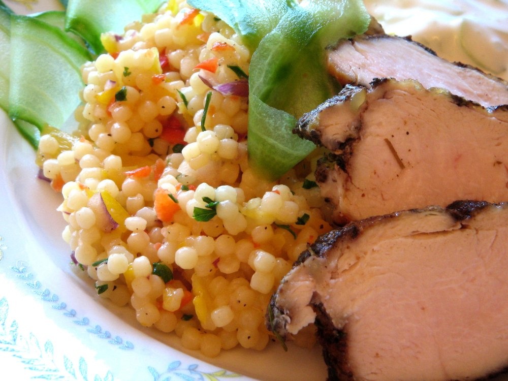 Salata cu cus-cus, sos tzatziki si piept de pui in crusta de mirodenii