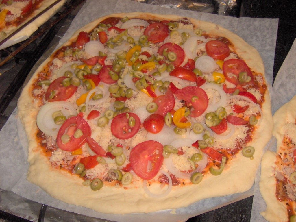 Pizza cu ton si legume