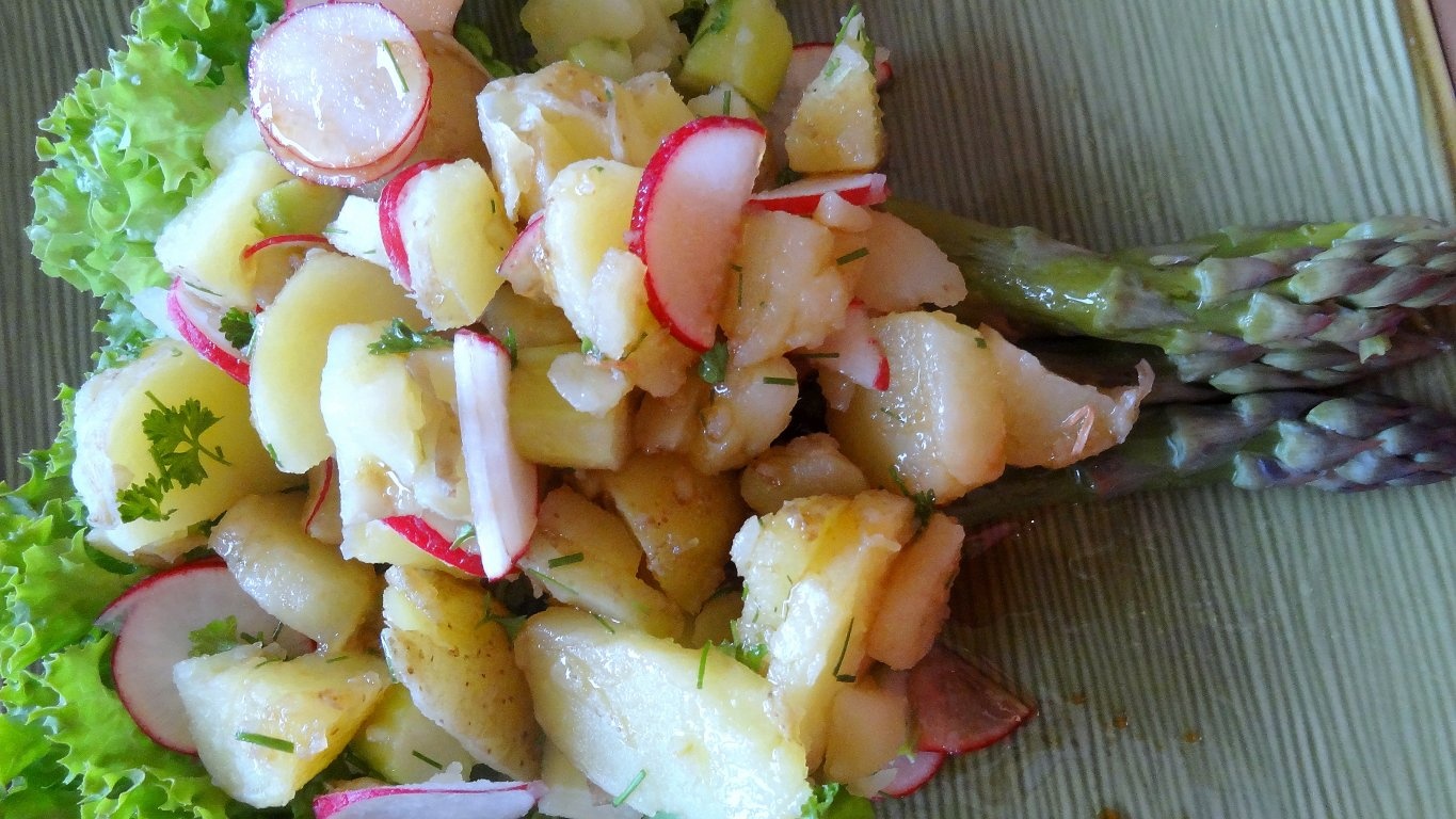 Salata de sparangel cu cartofi noi