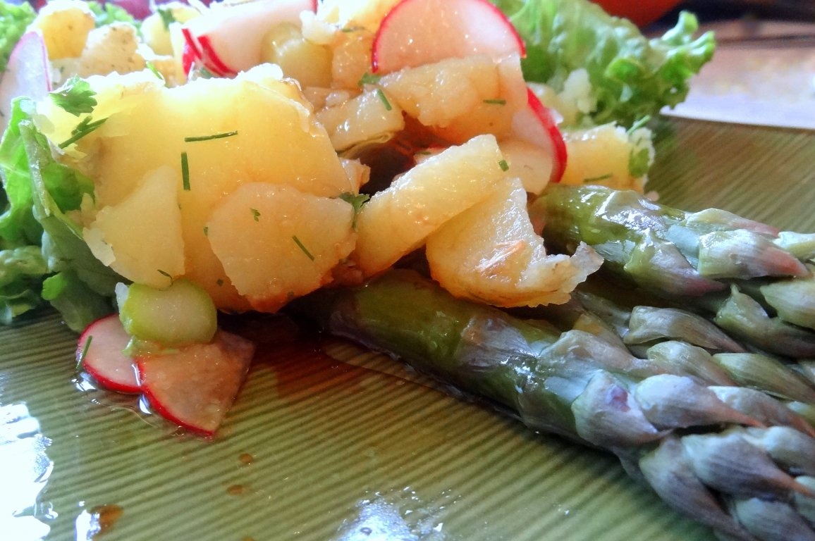 Salata de sparangel cu cartofi noi