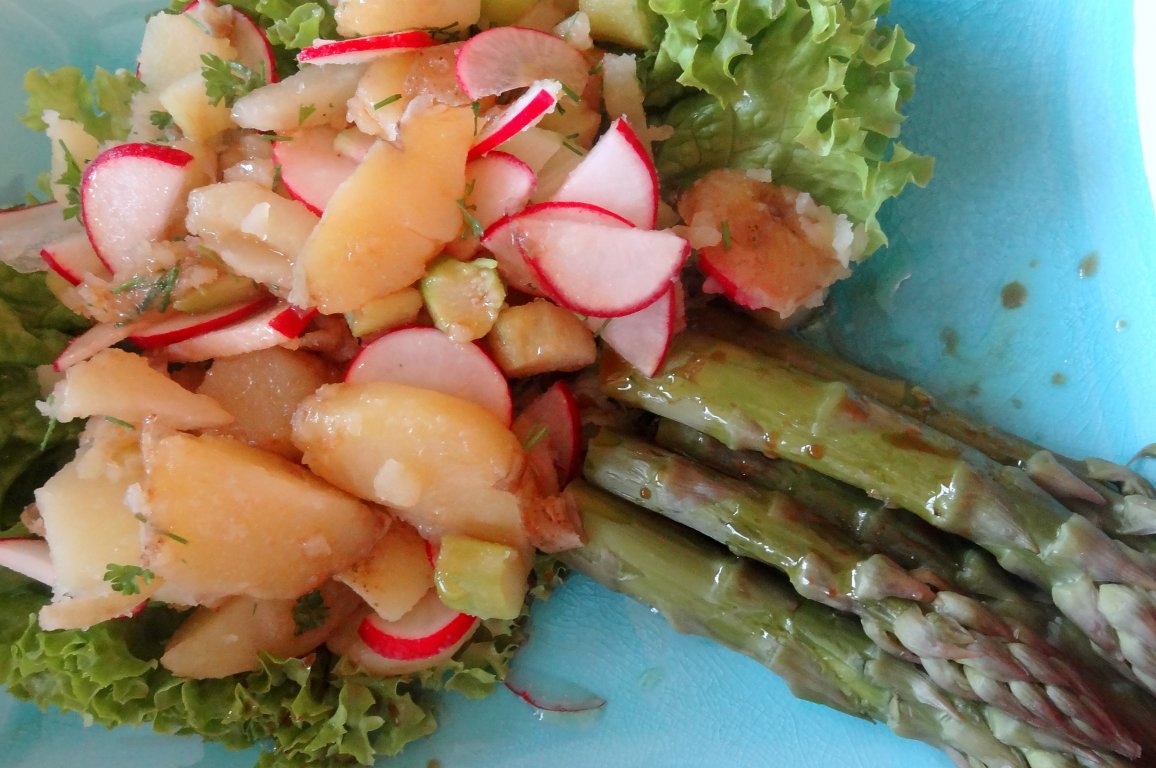 Salata de sparangel cu cartofi noi