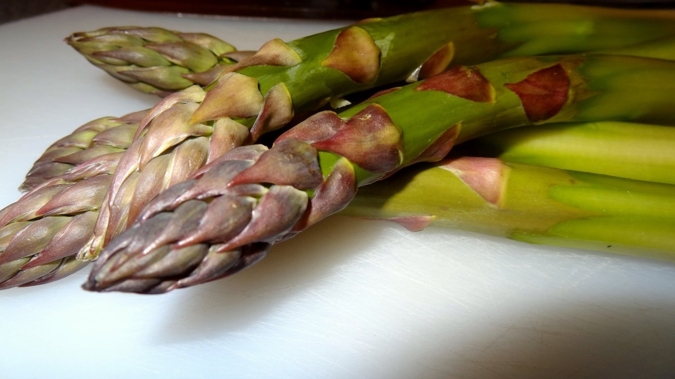 Salata de sparangel cu cartofi noi