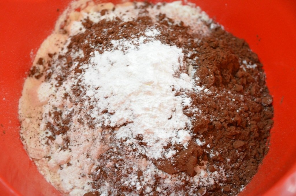 Tort de ciocolata, capsuni si maioneza