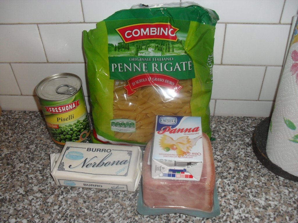 Penne prosciuto, piseli (penne cu smintina, sunca si mazare)
