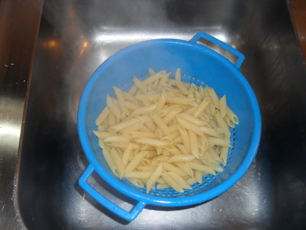 Penne prosciuto, piseli (penne cu smintina, sunca si mazare)